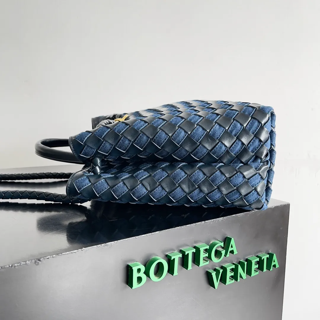 Batch 2260 BOTTEGA VENETA's new ANDIAMO handbag. This denim woven bag perfectly interweaves retro and trendy! Each strand of hand-woven denim carries ingenuity, and the color-blocking design breaks away from the norm. Not only is the capacity impressive, it also adds fun and cuteness, making it easy to hold various styles. Exquisite metal accessories shine on the ruggedness of denim, coexisting toughness and femininity. Denim has its own youthful and energetic attributes, giving people a retro, classic and relaxed and free feeling. During the weaving process of this bag, the denim is hand-woven into the leather through small gaps. The skills are quite exquisite! Not to mention the capacity, it can accommodate an umbrella and a water cup! Style number: 743572 Size: 32*24*12cm